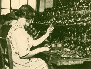 Az új automatikus telefonkészülékek összeszerelése készen az előfizetők számára, c1930. alkotó: Unbekannt