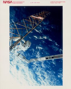 Űrhajós az EVA-n az Atlantis űrsiklóról, 1985 alkotó: Unbekannt