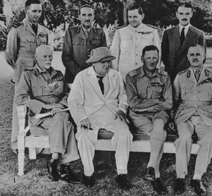 A fronton Egyiptomban: Churchill úr Kairóban a Közel-Kelet Háborús Tanácsának tagjaival, 1942 alkotó: Unbekannt