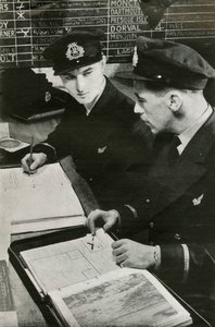 A BOAC navigációs tisztjei repülési tervet készítenek, II. világháború, c1939-c1944 1946. alkotó: Unbekannt