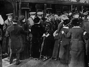Vissza a lövészárkokhoz a londoni Victoria pályaudvarról, 1915. alkotó: Unbekannt