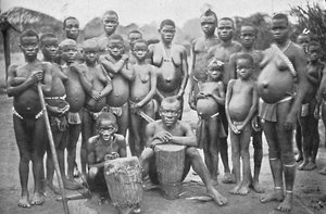 Bambut pigmeus csoport két walesi nővel, 1902 alkotó: Unbekannt