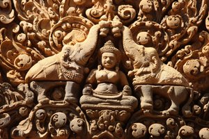 Banteay Srei templom Angkorban, Kambodzsában. Laksmit, a gazdagság hindu istennőjét és Visnu isten feleségét két elefánt meghinti szentelt vízzel Siem Reap Kambodzsában alkotó: Unbekannt