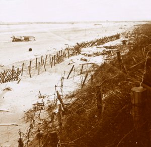 Szögesdrót akadályok a tengerparton, Nieuwpoort-Bad, Flandria, Belgium, c1914-c1918 alkotó: Unbekannt