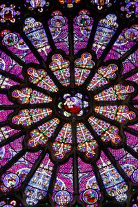 St. Denis-bazilika, északi kereszthajó, ólomüveg ablak (egy részlet), rózsaablak a középső kapu felett, Saint-Denis, Franciaország alkotó: Unbekannt