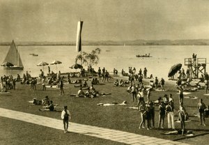 Fürdőzők a Bodeni-tó partján, Bregenz, Ausztria, c1935. alkotó: Unbekannt
