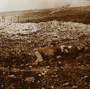 Holttest a távolban vízlépcsővel, c1914-c1918 alkotó: Unbekannt