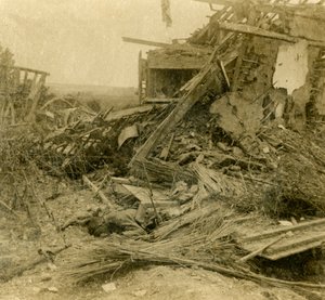 Lebombázott épület, halott katona holtteste az előtérben, 1916 alkotó: Unbekannt