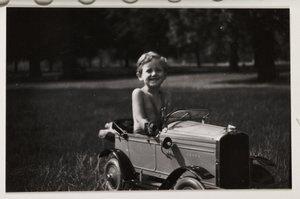 Játékpedálos autót vezető fiú, 1930 alkotó: Unbekannt