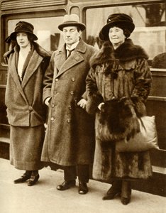 Stanley Baldwin brit miniszterelnök feleségével és lányával, London, 1923. január 27., 1935. alkotó: Unbekannt