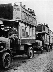 A brit csapatokat motorbuszokkal a vonal új részére költöztetik, 1915 alkotó: Unbekannt
