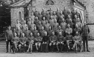 Brit csapatok a helyőrségi templomon kívül, Chakrata, 1917 alkotó: Unbekannt