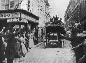 A brit csapatokat 1915-ben egy francia városba köszöntik, amikor furgonnal érkeznek alkotó: Unbekannt