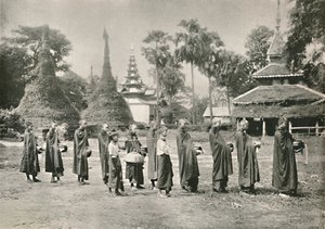 A burmai foongyik alamizsnát gyűjtenek, 1900. alkotó: Unbekannt