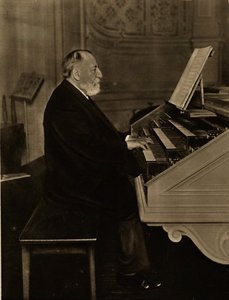 Camille Saint-Saëns 1835-1921 az orgonánál, 1913. alkotó: Unbekannt