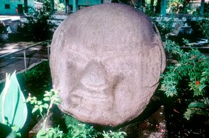 Faragott monolitikus fej Monte Altóból, Guatemala, Kolumbusz előtti, Klasszikus előtti időszak, Kr.e. 1500-100 alkotó: Unbekannt