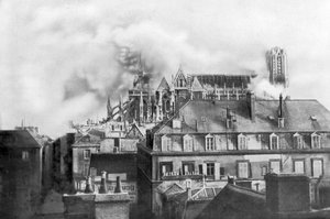Német ágyúzás miatt lángokban áll a reimsi székesegyház, Franciaország, 1914 alkotó: Unbekannt