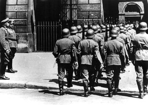 Őrségváltás a megszállt párizsi német főhadiszálláson, 1940. június alkotó: Unbekannt