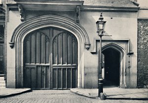 Charterhouse. Az Entrance Gateway külseje, 1925 alkotó: Unbekannt
