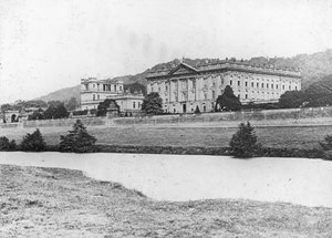Chatsworth ház a Derwent folyó túlpartjáról, Derbyshire államban, a 19. század végén vagy a 20. század elején alkotó: Unbekannt