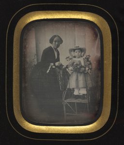 Gyerek egy széken áll virágot tartva, anyával, c. 1855. alkotó: Unbekannt