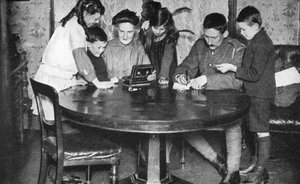 Gyerekek, akik kiürítik a pénzesdobozaikat, hogy háborús kötvényekbe fektessenek, 1936 alkotó: Unbekannt
