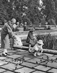 Gyermekek etetik a verebeket a londoni Hyde Parkban, 1926-1927 alkotó: Unbekannt