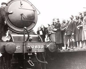 Gyermekek gőzmozdonyt néznek, 1936. március 3 alkotó: Unbekannt