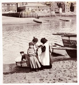 Gyermekek játszanak a vízparton, Whitby Harbour, 1905 alkotó: Unbekannt