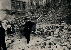 Churchill meglátogatja a megtépázott Máltát, 1943, 1945. alkotó: Unbekannt