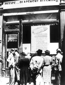 Párizs polgárai a német munkaerő-toborzó irodán kívül, 1940-1944 alkotó: Unbekannt