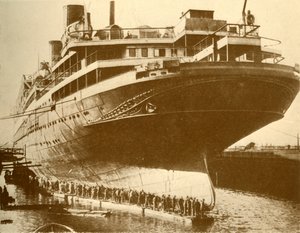 A Majestic hajótestének tisztítása a Dry Dockban, 1930. alkotó: Unbekannt