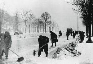Hóeltakarítás a Champs Elysees-n, a németek által megszállt Párizs, 1941 tél alkotó: Unbekannt