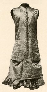 Kabát és teljes nadrág sötétvörös virágos selyemből, 1681, 1937. alkotó: Unbekannt