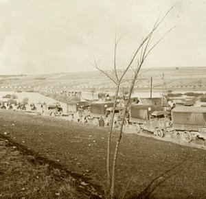 Teherautók oszlopa a Voice Sacrée-n, Verdun, Észak-Franciaország, c1914-c1918. alkotó: Unbekannt