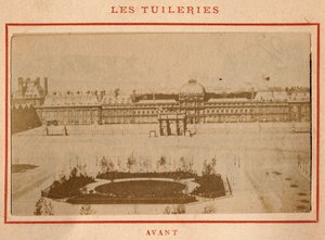 Párizs kommün (1871): a párizsi Palais des Tuileries képe az 1871. májusi tűzvész előtt. Pierre Pepetit fényképe. Nyomtatás kartonra, Dim. 9x5,4 cm alkotó: Unbekannt