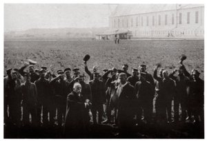 Zeppelin gróf a haditengerészeti léghajó flotta tagjai tisztelegtek, Németország, 1914-1917 1933 alkotó: Unbekannt