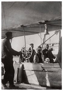 Zeppelin gróf lányával a Zeppelin LZ3 gondolájában, Németország, 1906-1908 1933 alkotó: Unbekannt