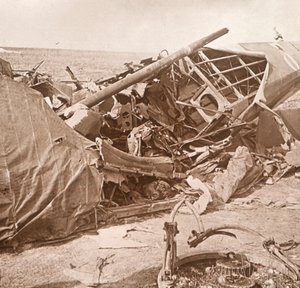 Lezuhant repülőgép, Sainte-Marie-à-Py, Észak-Franciaország, c1914-c1918 alkotó: Unbekannt