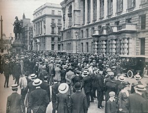 Tömeg várakozott a hadihivatal előtt a háború kihirdetése előtti reggelen, 1914-ben alkotó: Unbekannt