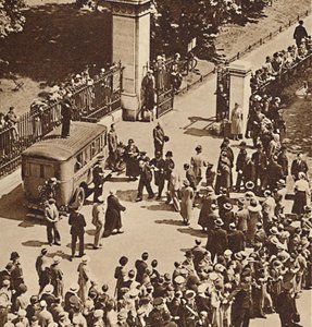 A tömeg nézi, ahogy a letartóztatott férfit a rendőrségi furgonba viszik 1937-ben alkotó: Unbekannt