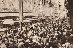 Tömeg az Oxford Streeten az 1937-es VI. György koronázását követő ünnepnapon alkotó: Unbekannt