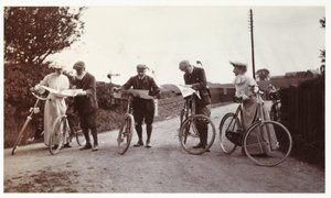 Kerékpárosok, akik térképet néznek, 1900 körül alkotó: Unbekannt