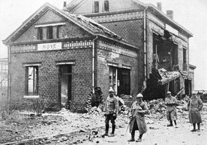 Megsérült vasútállomás a franciaországi Roye-ban, első világháború, 1918, 1920 körül alkotó: Unbekannt
