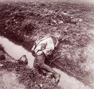 Halott német katona, Ypres, Flandria, Belgium, 1914-c1918 alkotó: Unbekannt