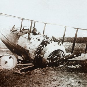 Halott pilóta a lezuhant Salmson repülőgépen, c1914-c1918 alkotó: Unbekannt