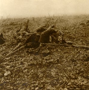 Halott katona a 304-es dombon, a verduni csata után, Észak-Franciaországban, 1916 alkotó: Unbekannt