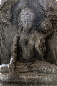 Delhi Nemzeti Múzeum. Gaja-Lakshmi (az elefántok vizet záporoznak Lakshmi istennőre). Pala, Kr.u. 9. század, Bihar. Kő. Részlet. India. alkotó: Unbekannt
