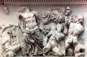 Részlet a pergamoni oltár nagy frízéből, ie 180-159 alkotó: Unbekannt
