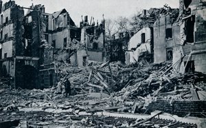 Lerombolt épületek a templom belső kertjéből, 1941 alkotó: Unbekannt